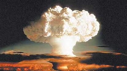 Primera explosión de prueba de una bomba de hidrógeno efectuada por Estados Unidos en 1952 en el atolón Enewetak, del océano Pacífico.