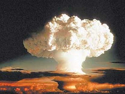 Primera explosión de prueba de una bomba de hidrógeno efectuada por Estados Unidos en 1952 en el atolón Enewetak, del océano Pacífico.