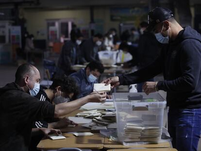 Funcionarios contabilizan los votos en Santiago de Chile, este domingo.