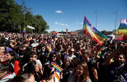 Participantes da marcha World Pride lotam as ruas de Madri.