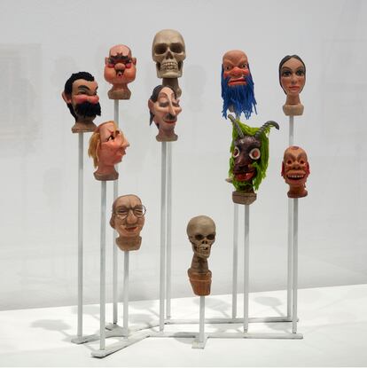 Cabezas de marionetas talladas por Hermenegildo Lanz (1938) en la muestra 'Esperpento', en el Museo Reina Sofía de Madrid.