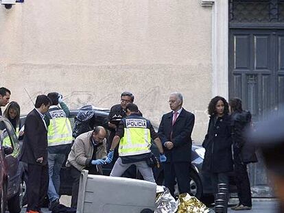 Agentes de policía fotografían el cadáver de Julián Tostado delante del juez de guardia.