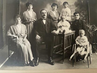 Javier Elola, rodeado de su familia, en 1914.