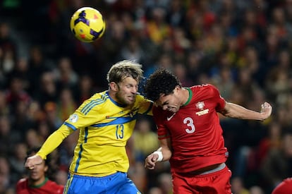 Pepe remata de cabeza ante el defensa sueco Antonsson.