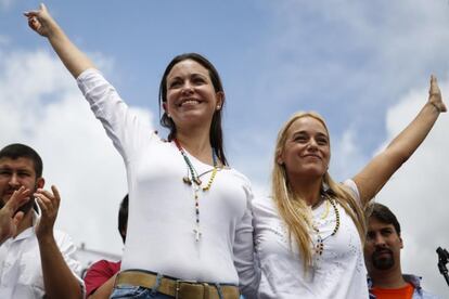 Maria Corina Machado (i) y Lilian Tintori, esposa de Leopoldo L&oacute;pez