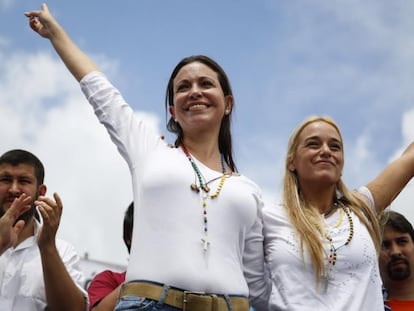 Maria Corina Machado (i) y Lilian Tintori, esposa de Leopoldo L&oacute;pez