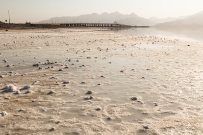 Las zonas más próximas al lago sufren las tormentas de sal que queman las cosechas y empiezan a generar problemas respiratorios y oculares en la población.