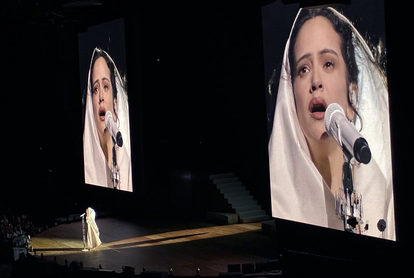 Rosalía, cantando, emocionada, 'Mio Cristo piange diamanti', en el primero de sus cuatro conciertos en Madrid.