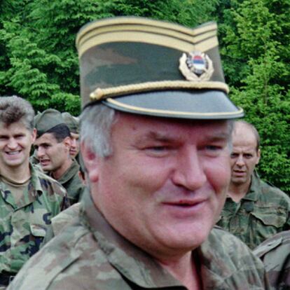 El general Ratko Mladic visita a sus tropas en Han Pjesak, cerca de Sarajevo, en 1996.