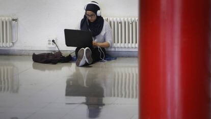 Una estudiante en un pasillo de la UAB.