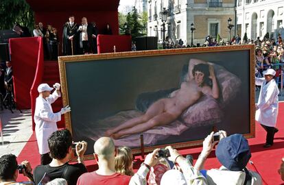 Representación del espectáculo '6 Goyas 6', la fiesta organizada por el ayuntamiento de Madrid con motivo del bicentenario del Dos de Mayo de 1808. La actividad consistió en sacar a las calles de Madrid 6 cuadros representativos de Goya como 'La Maja Desnuda'.