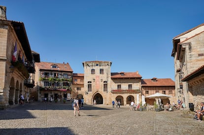 15. Cantabria: Plaza Mayor de Santillana del Mar.