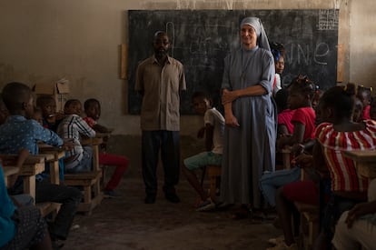 Sor Paësie, una monja francesa asentada en el barrio de Cité Soleil, donde ayuda a familias en situación límite desde hace 20 años.