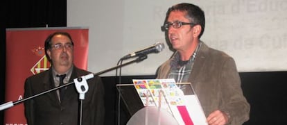 Manuel Baixauli recoge el premio Llegir 2012, con Josep Antoni Fluixà al lado.