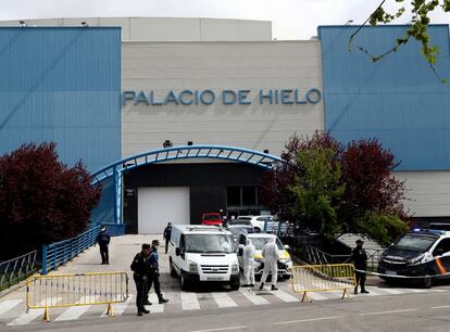 El Palacio de Hielo, un centro comercial con pista de patinaje situado en Madrid, que se empieza a usar como morgue para cadáveres de personas fallecidas con coronavirus ante la saturación de las empresas funerarias, que impide enterrar a los difuntos en el plazo establecido. 