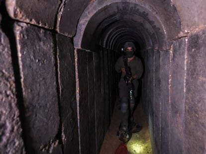 Un soldado israelí, durante una visita para la prensa organizada este miércoles por el ejército israelí en un túnel subterráneo debajo del complejo hospitalario de Al Shifa, en Gaza.