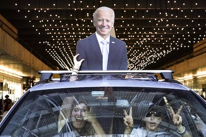 Un par de seguidoras de Joe Biden con un cartel con el rostro del demócrata.