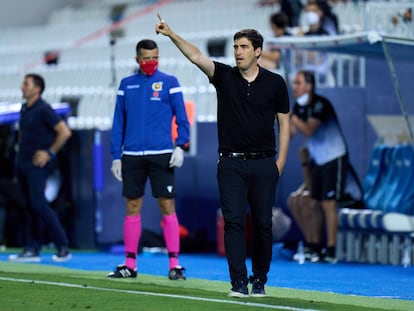 Andoni Iraola durante un partido del Rayo Vallecano la temporada pasada.