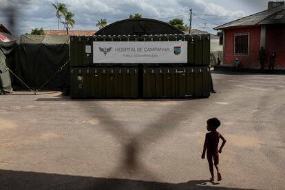 Un niño yanomami camina frente al hospital de campaña. Según las cifras obtenidas por el medio digital especializado en la Amazonia Sumaúma, durante el mandato de Bolsonaro murieron por causas evitables 570 menores de cinco años de la etnia yanomami.
