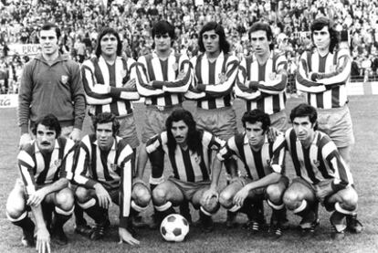 Plantilla histórica del Atlético de Madrid. Delante (de izquierda a derecha): Capón, Luis Aragonés, Ayala, Javier Irureta, Gárate; detrás (de izquierda a derecha): Reina, Ovejero, Benegas, Heredia, Abelardo, Becerra.