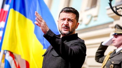 El presidente ucranio, Volodímir Zelenski, espera a los líderes europeos en el palacio de Santa María de Kiev, este sábado.
