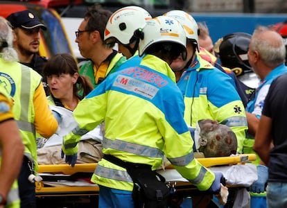 Un herido es trasladado por los equipos de emergencias.