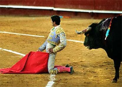 Vicente Barrera, en un desplante al quinto toro de la tarde.