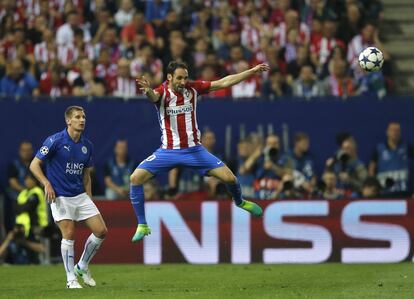Yannick Carrasco del Atlético lanza el balón en un momento del partido. 