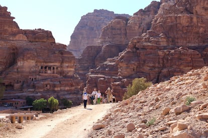 Varios senderistas en la zona desértica junto a Petra (Jordania).