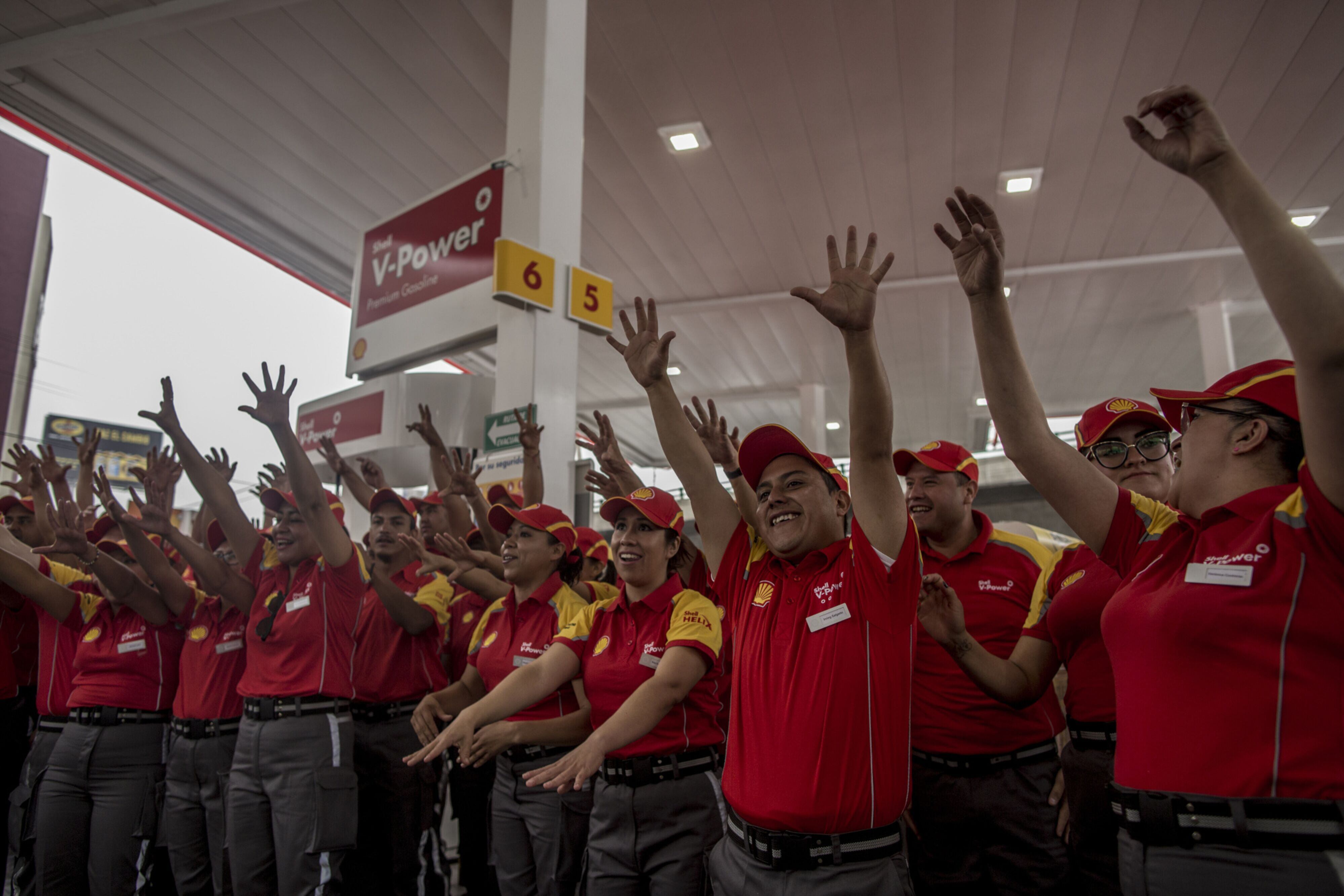 Empleados durante la inauguración de la primera estación de gasolina de Shell en Ciudad de Mexico, en 2017.