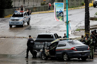 Miembros de las Fuerzas de Acción Especial patrullan el barrio Cota 905 durante los enfrentamientos armados con miembros de la banda criminal del Koki, en Caracas, el 9 de julio.