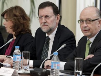 El presidente del Gobierno, Mariano Rajoy (segundo por la derecha); el ministro de Hacienda, Crist&oacute;bal Montoro (derecha); el ministro de Econom&iacute;a, Luis de Guindos (izquierda), y la vicepresidenta Soraya S&aacute;enz de Santamar&iacute;a (segunda por la izquierda)