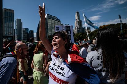 Varias personas se manifiestan frente al hotel donde se desarrolla la cumbre de la Celac, este martes en Buenos Aires.