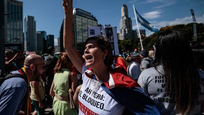 Varias personas se manifiestan frente al hotel donde se desarrolla la cumbre de la Celac, este martes en Buenos Aires.