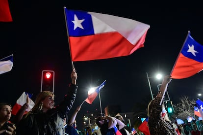 Electores con banderas de Chile tras el triunfo del Rechazo a la nueva Constitución en 2022