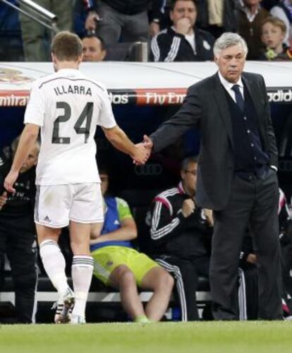 Ancelotti saluda a Illarramendi tras ser sustituído en el partido ante el Almería