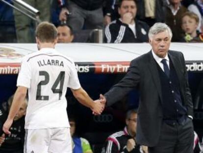 Ancelotti saluda a Illarramendi tras ser sustituído en el partido ante el Almería