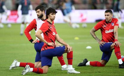 João Félix, durante el calentamiento previo a la final de la Supercopa de España disputada en Yedda (Arabia Saudí), ante el Real Madrid,