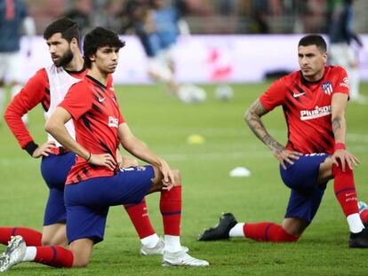 João Félix, durante el calentamiento previo a la final de la Supercopa de España disputada en Yedda (Arabia Saudí), ante el Real Madrid,