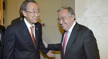 El a&uacute;n secretario general de la ONU, Ban Kin-moon (izquierda), conversa con el aspirante a sucederle Antonio Guterres, en Ginebra el 1 de octubre de 2014.