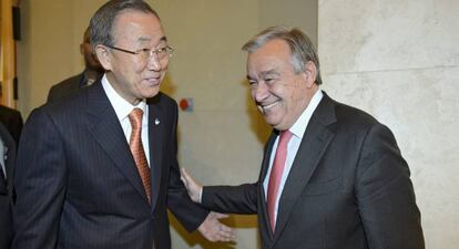 El a&uacute;n secretario general de la ONU, Ban Kin-moon (izquierda), conversa con el aspirante a sucederle Antonio Guterres, en Ginebra el 1 de octubre de 2014.