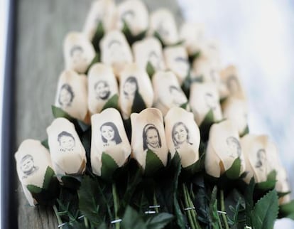 Rosas blancas con los rostros de las víctimas de Newtown.
