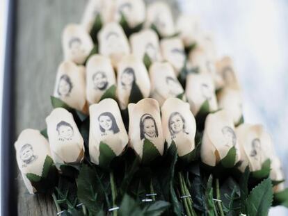 Rosas blancas con los rostros de las víctimas de Newtown.