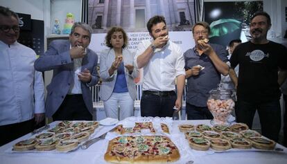 Varios candidatos al 26-J prueban La coca de las elecciones de Christian Escribà (i).