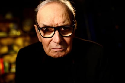 Además de sus dos Oscar, Morricone también fue premiado con los Globos de Oro y los Grammy, compuso óperas y canciones para artistas pop, en una dilatada carrera a la que puso broche de oro con una gira mundial de despedida en 2018. En la imagen, el compositor italiano posa antes de actuar en el escenario del O2 Arena, en Londres en febrero de 2016.