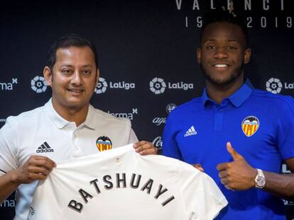 El delantero belga Michy Batshuayi en su presentación con el Valencia, este domingo.