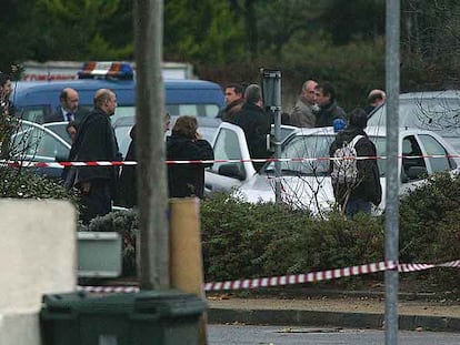 A la izquierda, el ministro de Interior, Alfredo Pérez Rubalcaba, entra en un coche tras visitar el lugar del atentado, en Capbreton