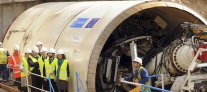 Ana Botella junto a la tuneladora que construirá el colector.