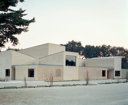 Centro Cultural Pierres Blanches en Saint-Jean-de-Boiseau, Francia. Obra del estudio de arquitectura RAUM.