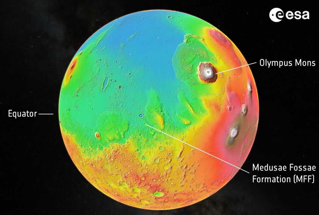 Mapa de altura de la superficie marciana, con el terreno más bajo en azul y el más elevado en blanco. Con una impresionante altura de 22 kilómetros, el Monte Olimpo es el volcán más alto de todo el Sistema Solar, y la Formación Medusae Fossae es una región interesante para la ciencia cerca del ecuador.